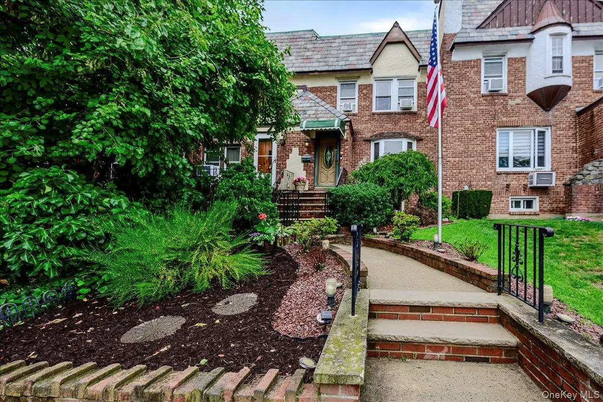 390 Cochran Place, Valley Stream, NY 11581 - #1