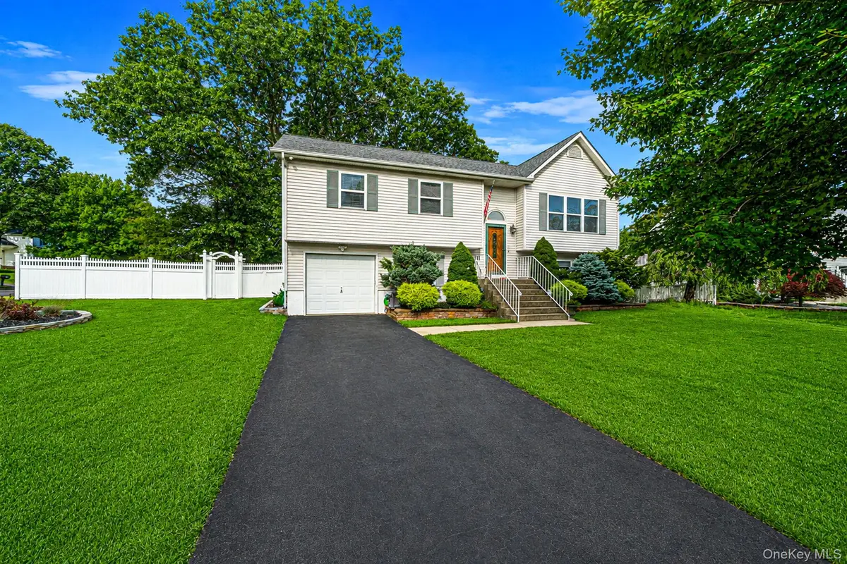20 Nicole Lane, Coram, NY 11727 - #1