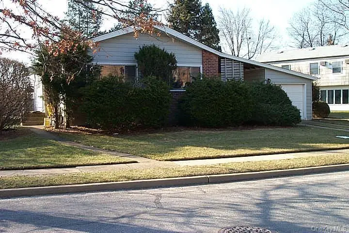 4 Brook Path, Plainview, NY 11803 - #2