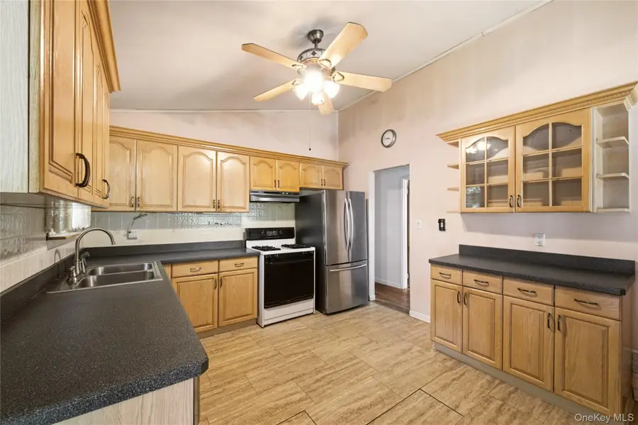 29 Penn Drive, Smithtown, NY 11787 - #3