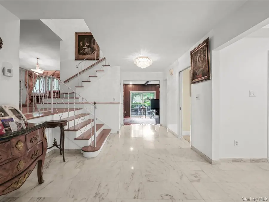 17 Cambridge Road, Great Neck, NY 11023 - #3