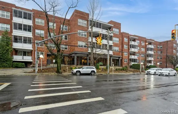 1 Kensington Gate #211, Great Neck, NY 11021