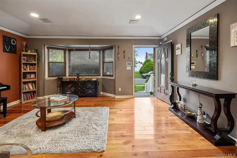 26 Kathleen Drive E, Syosset, NY 11791 - #3