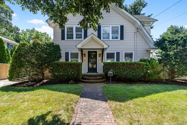 22 Ketewamoke Avenue, Babylon, NY 11702