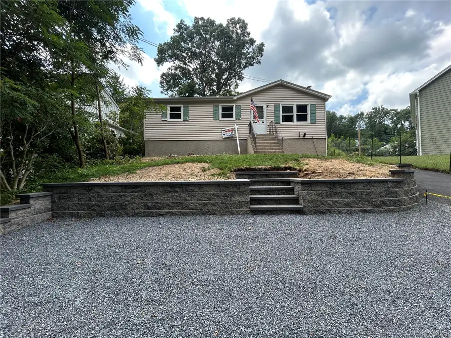 142 New York Avenue, Sound Beach, NY 11789 - #2