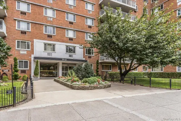 3965 52nd St #Apt 8k, Woodside, NY 11377