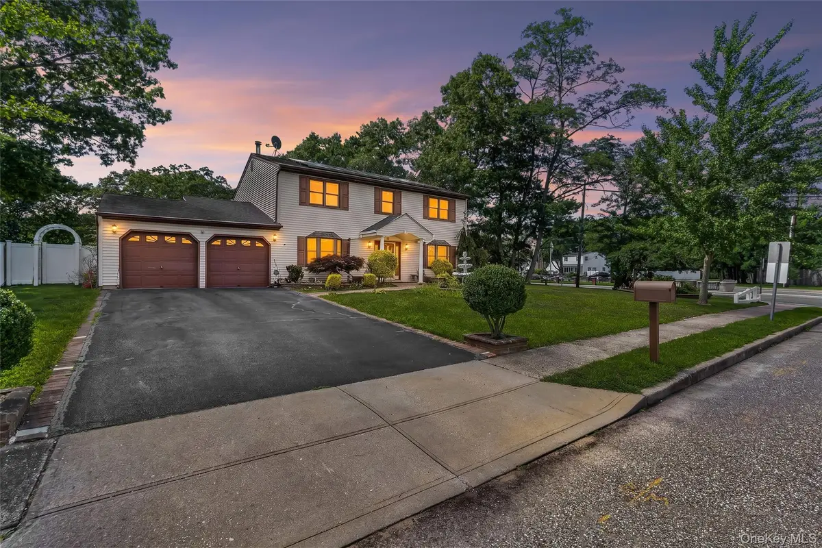 4 Winding Lane, Islandia, NY 11749 - #1