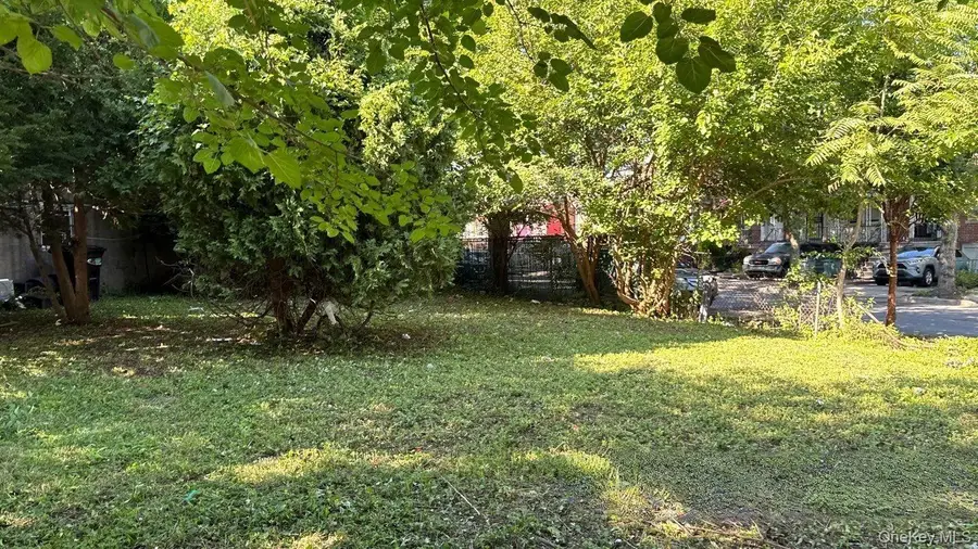 1049 E 233rd Street, Bronx, NY 10466 - #2