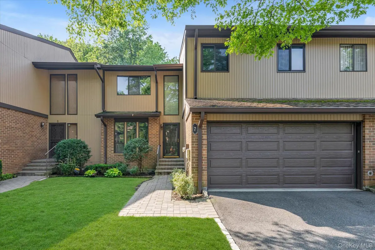 7 Wimbledon Drive, Roslyn, NY 11576 - #1
