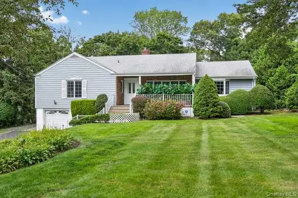 4 Woodleaf Court, Cold Spring Harbor, NY 11724