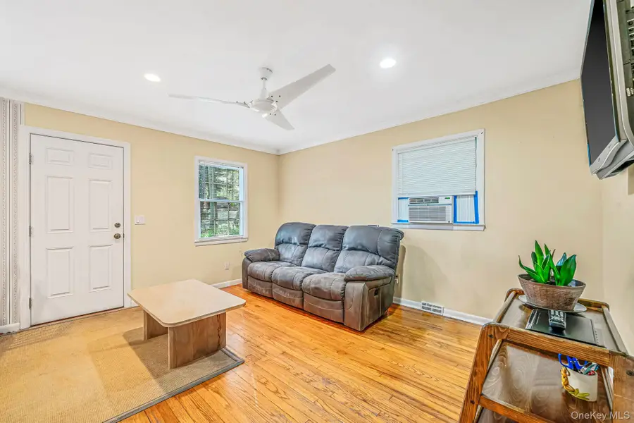 4 Vine Street, Hampton Bays, NY 11946 - #2