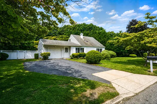 1050 Sipp Avenue, Medford, NY 11763