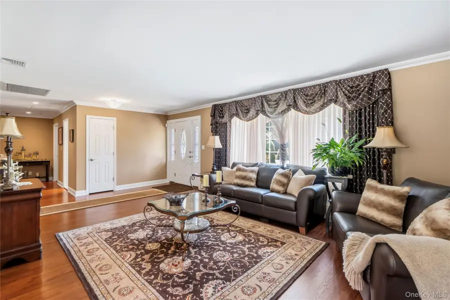 14 Hickman Street, Syosset, NY 11791 - #3