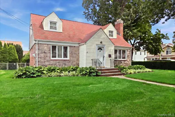43 Scott Street, New Hyde Park, NY 11040