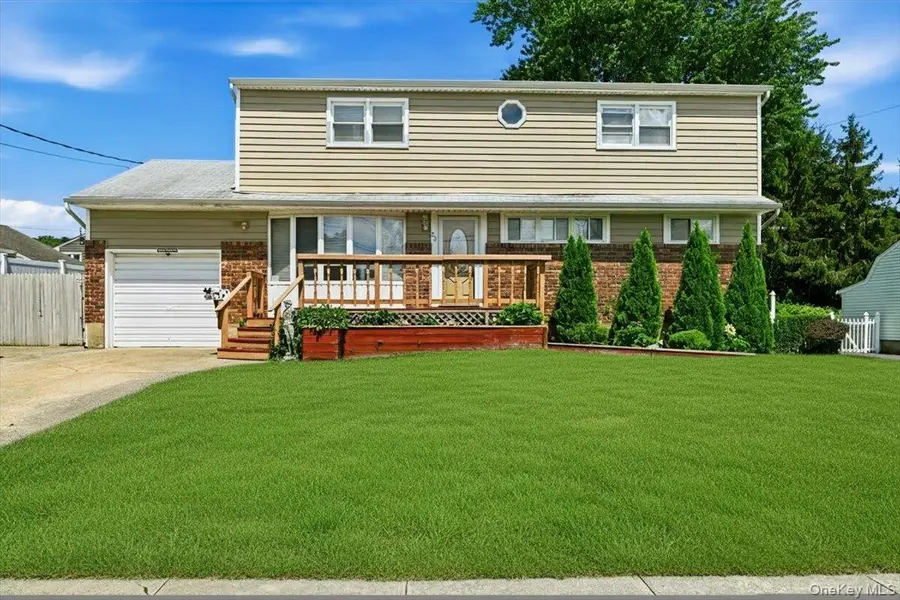 23 Hampshire Drive, Farmingdale, NY 11735 - #2