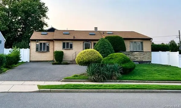10 Peter Lane, Plainview, NY 11803