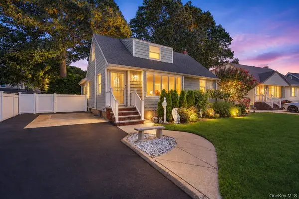 992 Woodcliff Drive, Franklin Square, NY 11010
