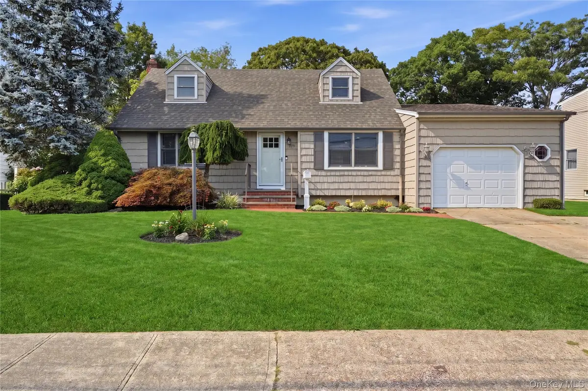 391 Oakwood Avenue, West Islip, NY 11795 - #1