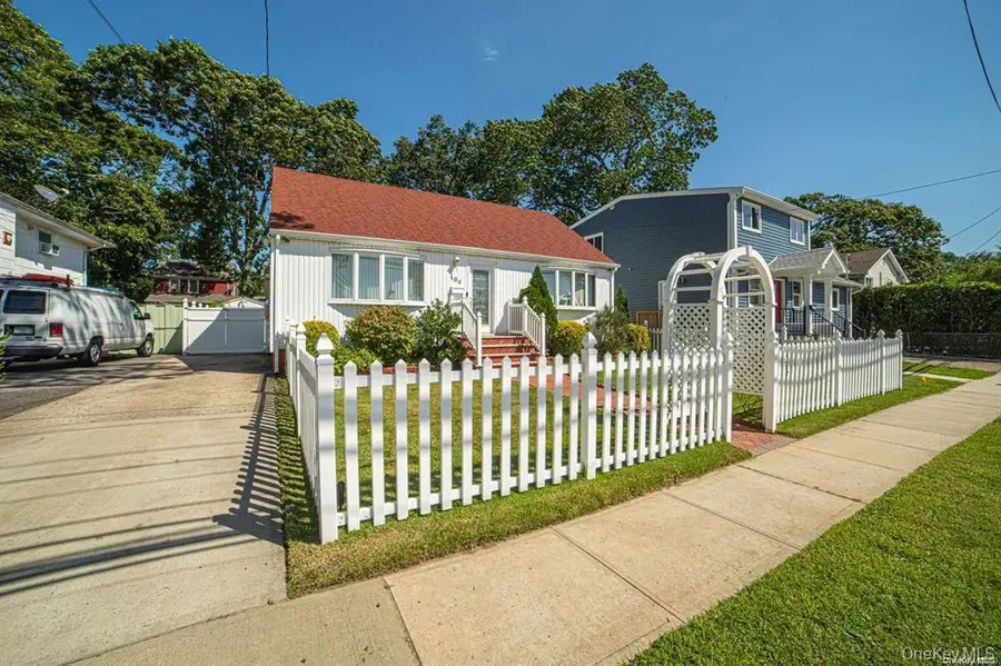 184 S Strong Avenue, Lindenhurst, NY 11757 - #2