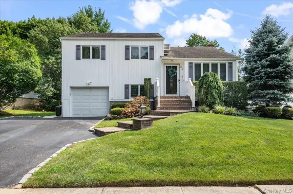 38 Briarwood Lane, Plainview, NY 11803