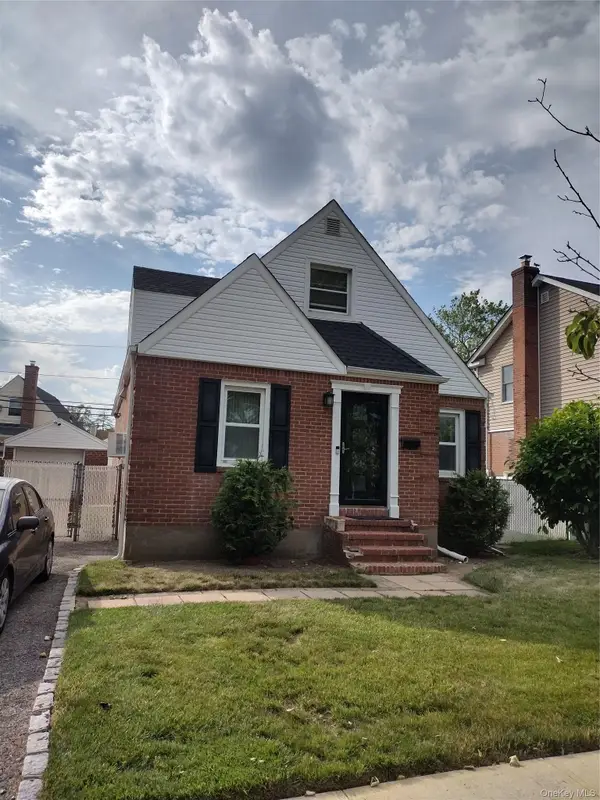 15 Yale Boulevard, New Hyde Park, NY 11040