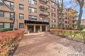 6 Birchwood Court #4B, Mineola, NY 11501