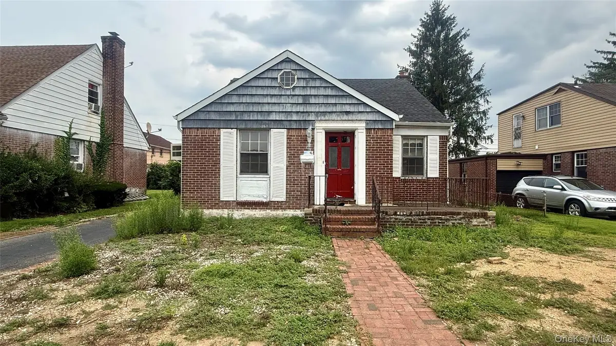 34 Fairfield Lane, New Hyde Park, NY 11040 - #1