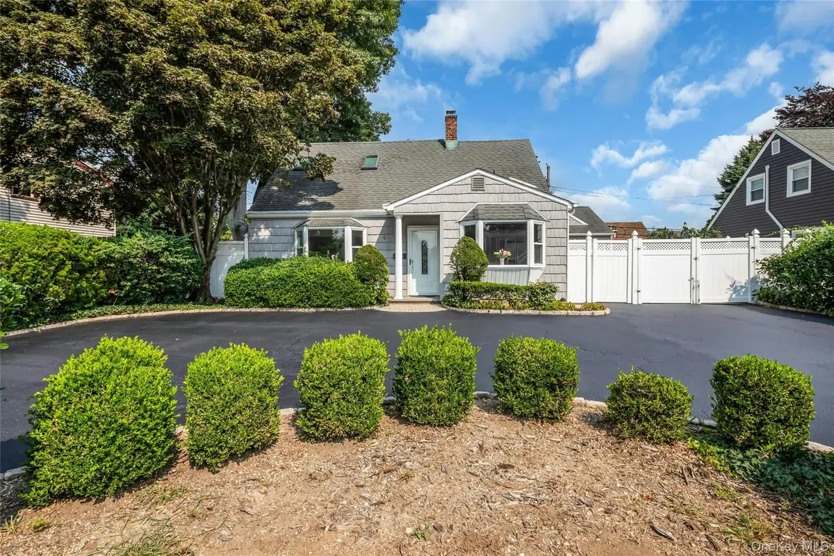 9 Academy Lane, Levittown, NY 11756 - #1