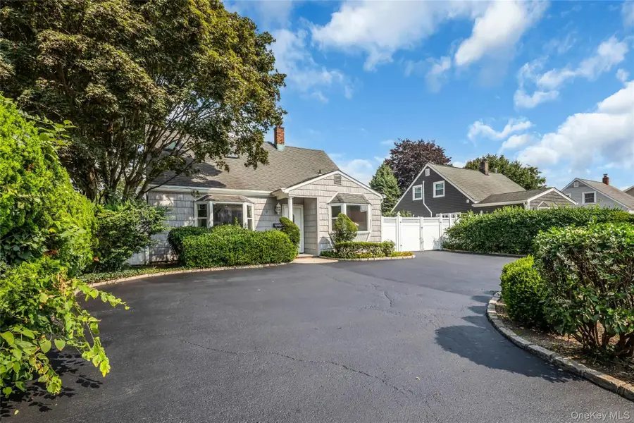 9 Academy Lane, Levittown, NY 11756 - #3