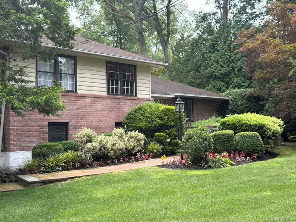 12 Robin Lane, Huntington, NY 11743