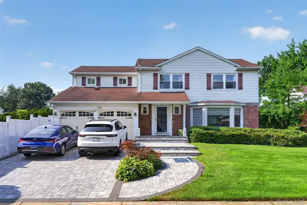 2 Foxhurst Court, Manhasset Hills, NY 11040