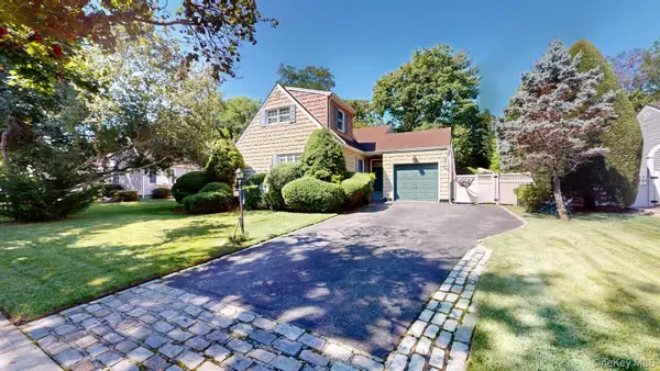 18 W Gaylore Drive, Amityville, NY 11701
