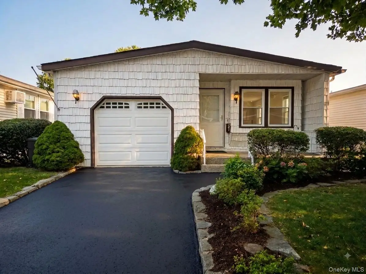 162 Village Circle W, Manorville, NY 11949 - #1