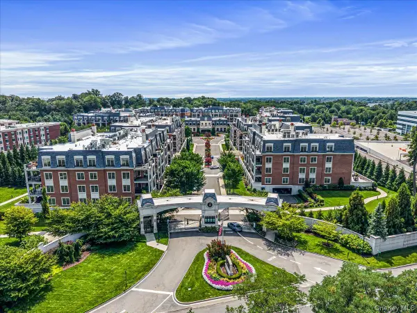 6000 Royal Court #6006, North Hills, NY 11040