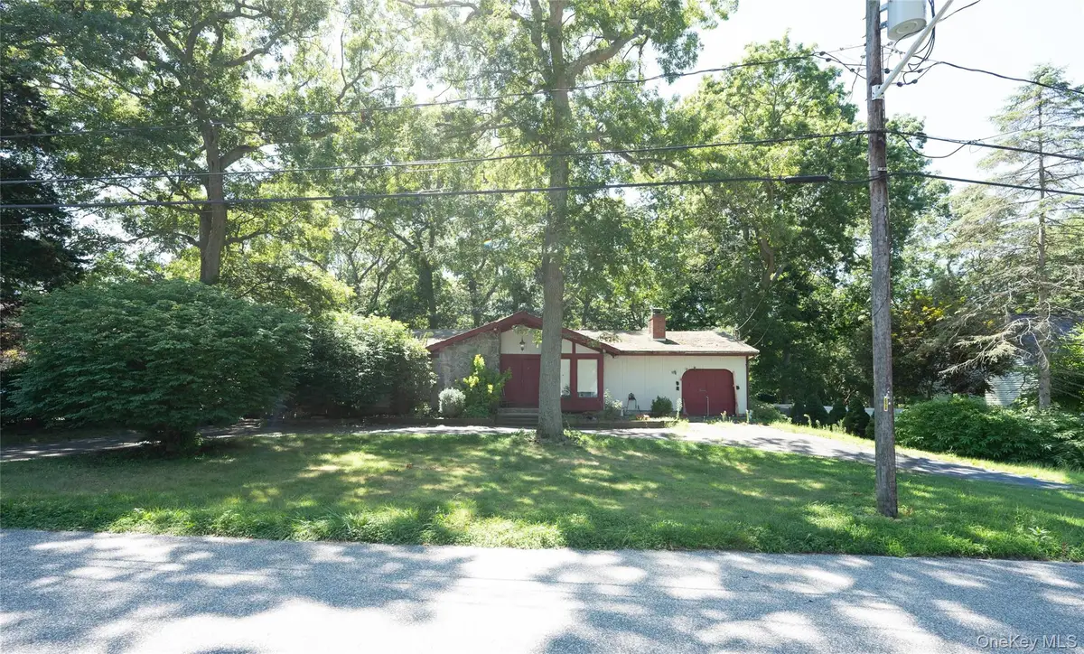 6 Loretta Court, Coram, NY 11727 - #1