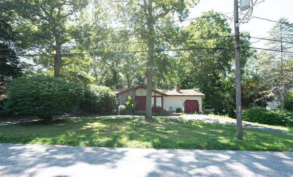 6 Loretta Court, Coram, NY 11727