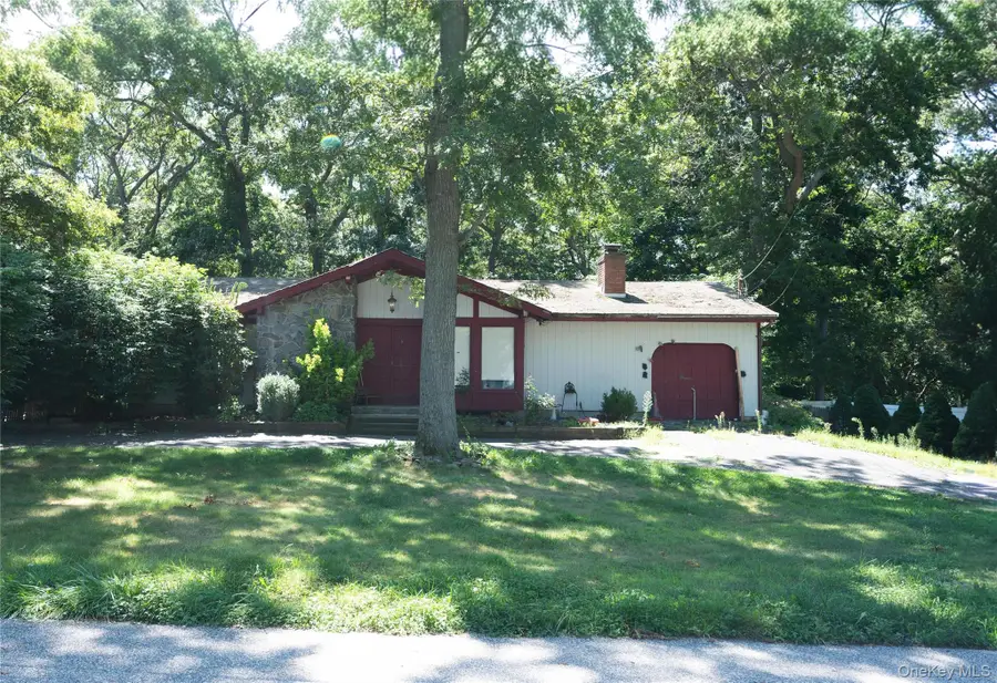 6 Loretta Court, Coram, NY 11727 - #2