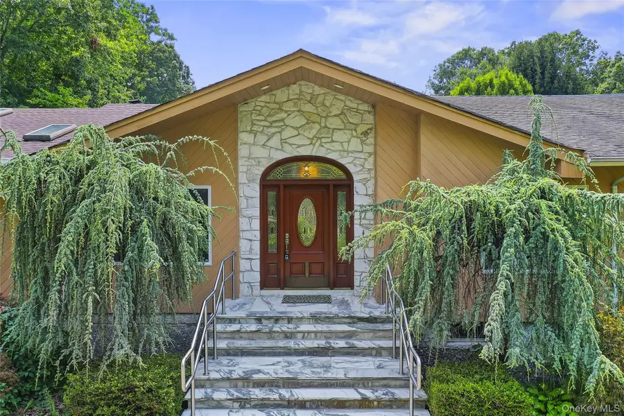 22 Penn Drive, Dix Hills, NY 11746 - #2