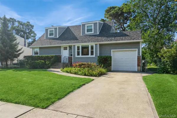 216 N Hawthorne Street, Massapequa, NY 11758