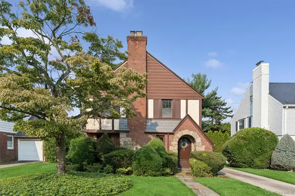 23 Wisteria Avenue, Mineola, NY 11501