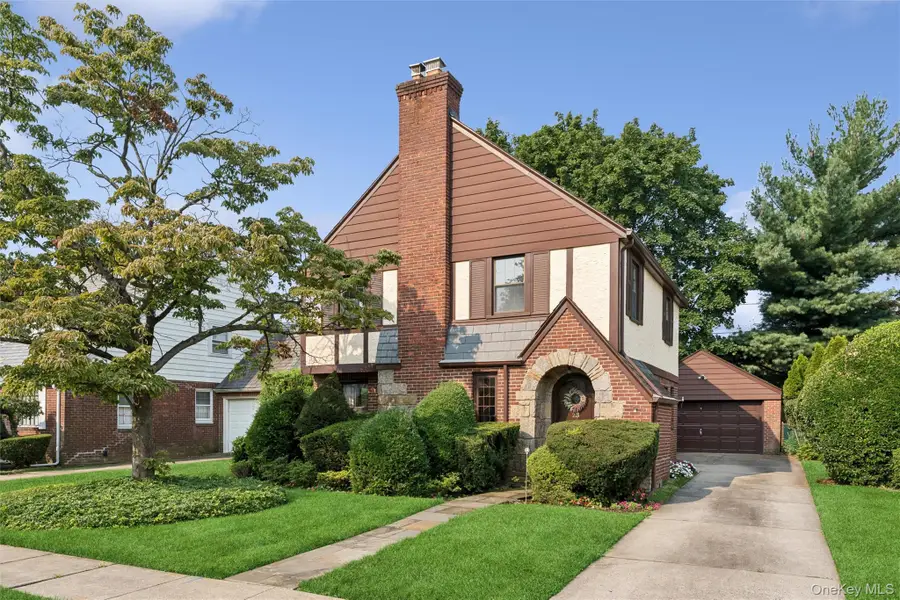 23 Wisteria Avenue, Mineola, NY 11501 - #2
