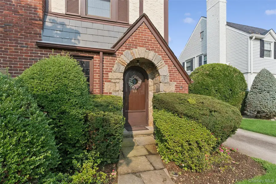 23 Wisteria Avenue, Mineola, NY 11501 - #3