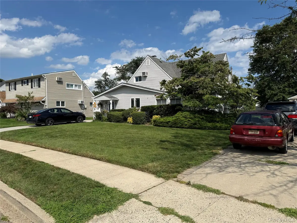 27 Wheelbarrow Lane, Wantagh, NY 11793 - #1