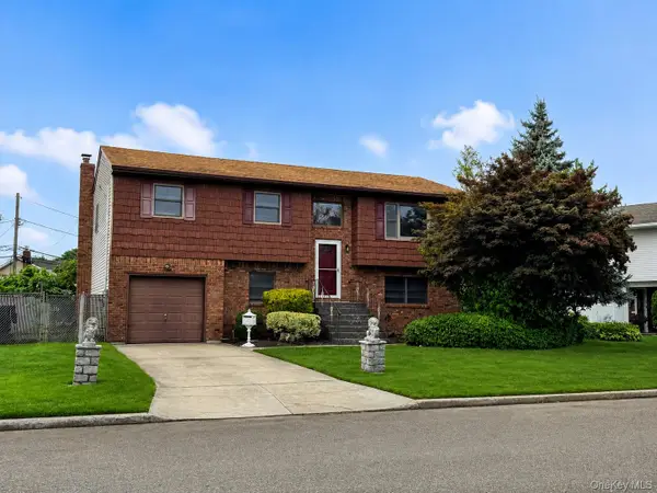 95 W Lake Drive, Lindenhurst, NY 11757