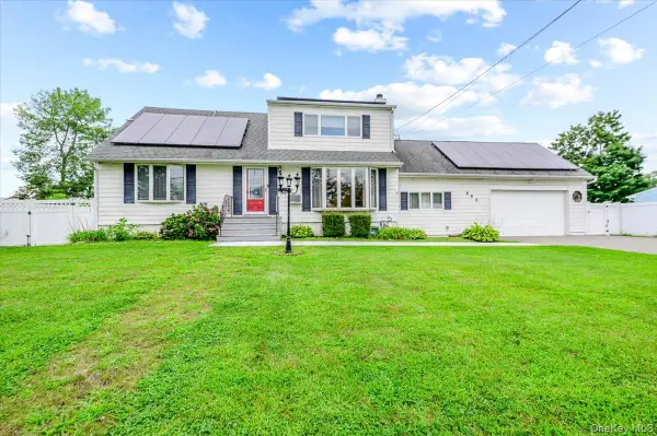 694 Pease Lane, West Islip, NY 11795