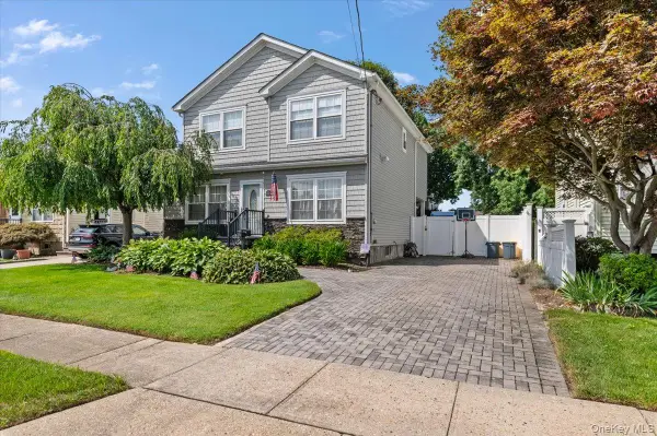 23 Cambridge Avenue, Bethpage, NY 11714