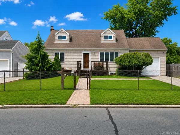 956 N Hamilton Avenue, Lindenhurst, NY 11757