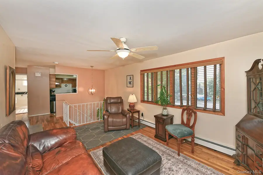 16 Crest Hill Court, Huntington Station, NY 11746 - #3