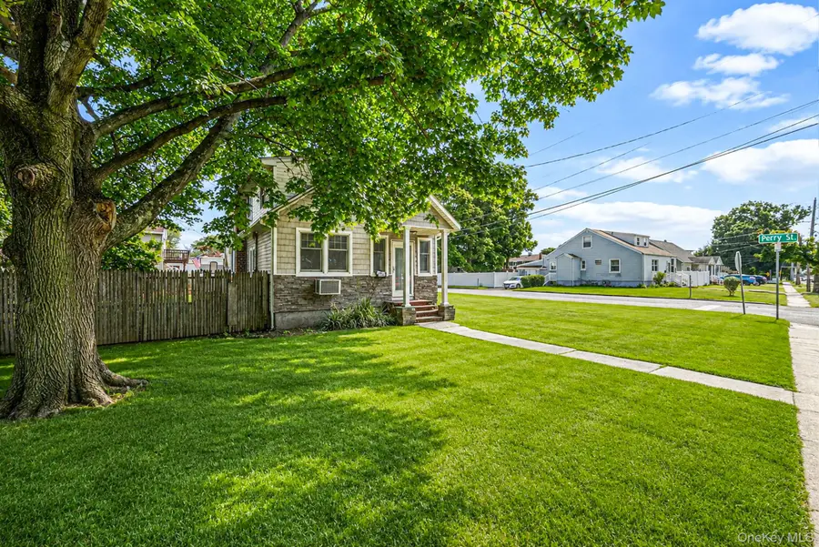 568 N Wellwood Avenue, Lindenhurst, NY 11757 - #3