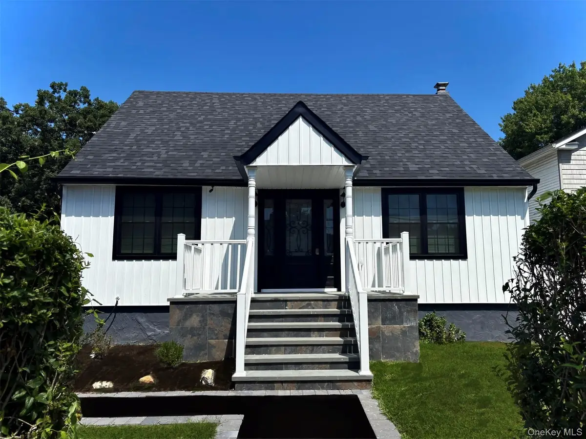 7 E Lakeland Street, Bay Shore, NY 11706 - #1